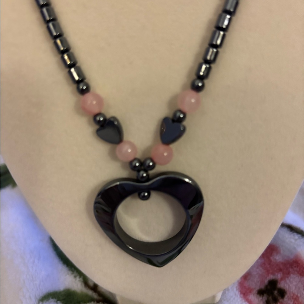 Heart pink and gray beaded necklace - Picture 2 of 3